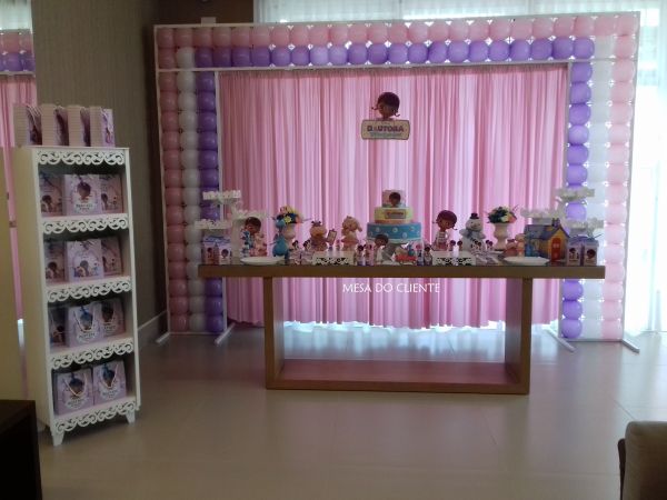 DECORAÇÃO DOUTORA BRINQUEDOS SEM MESA MOLDURA BALÃO CORTINA MDF BOLO - Aluguel em Londrina